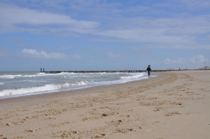 Polderpapa met de kleuter op zijn nek aan het strand bij Domburg