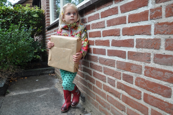 Stoere meid met haar Red Rag laarzen en het pakket voor de winnares van Eendjesdans.